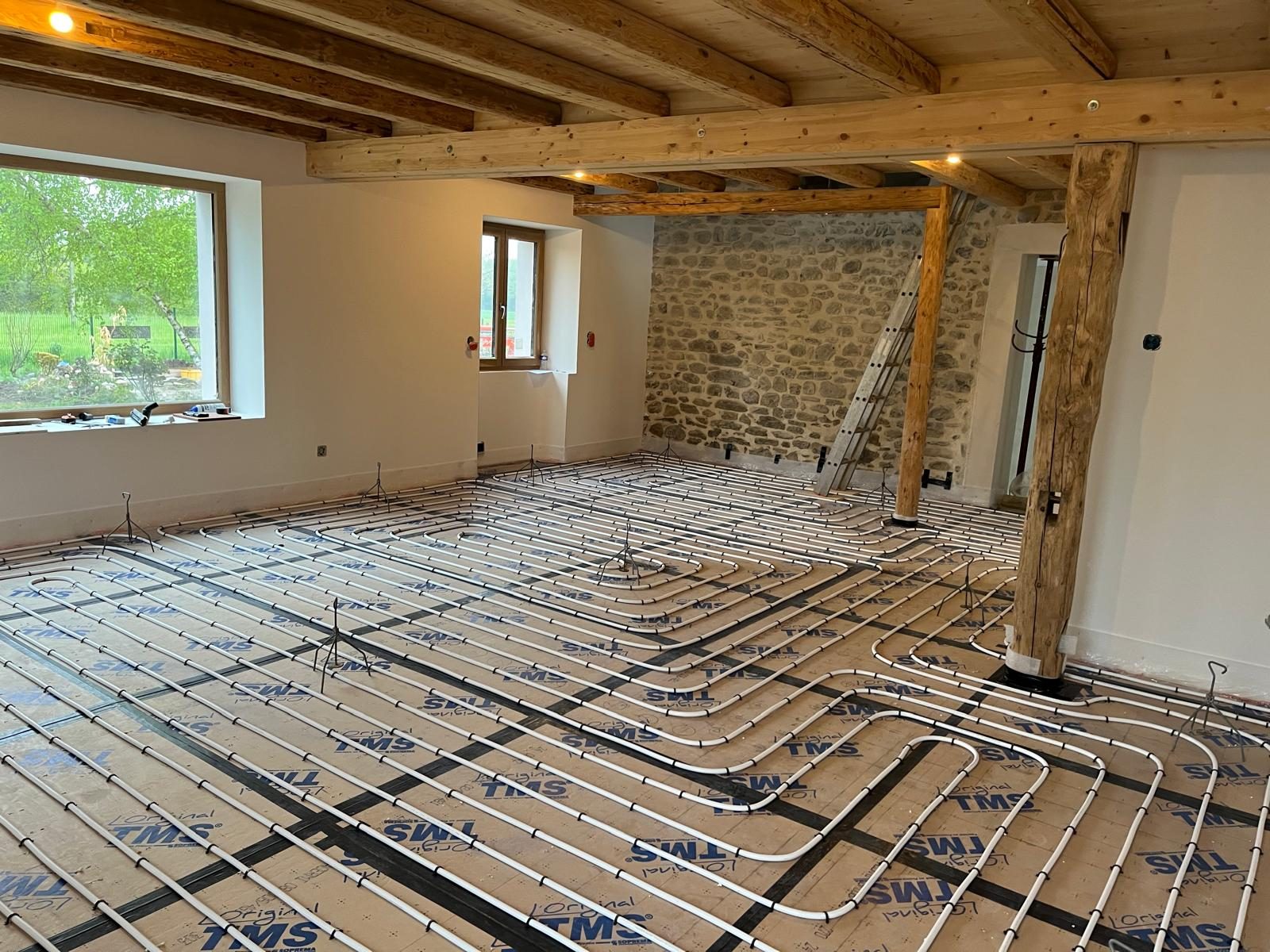 Pose du chauffage au sol pendant la rénovation de la maison en pierre