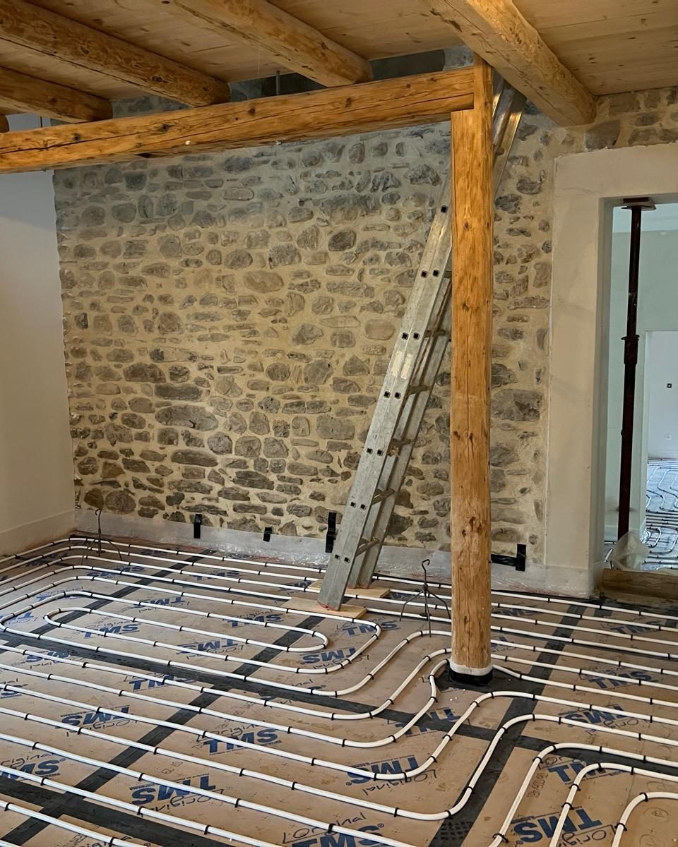 Rénovation tous corps d'état par IKRA : chauffage au sol et murs en pierre